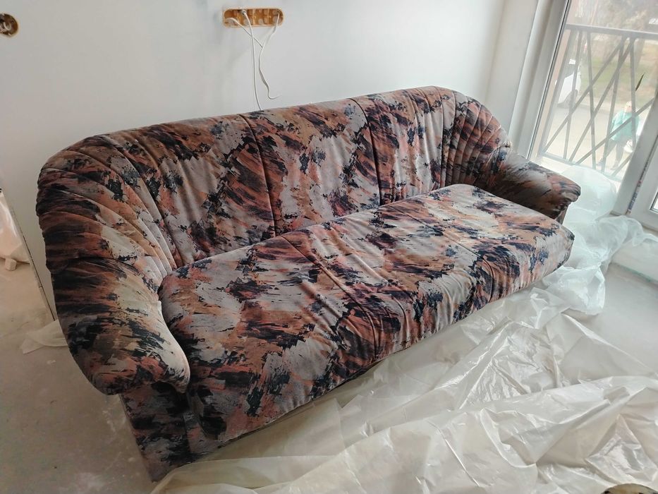 Холна гарнитура - разтегателен диван, 2 футьойли и 2 табуретки.