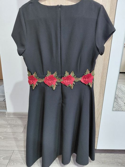 Rochie neagră cu flori