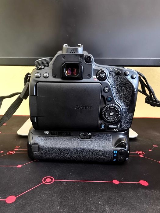 Продавам фотоапарат APS-C Canon EOS 80D