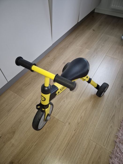 Tricicletă XJD pentru intervalul de vârstă 1-3 ani.