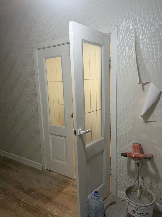 Двери белые со стеклом