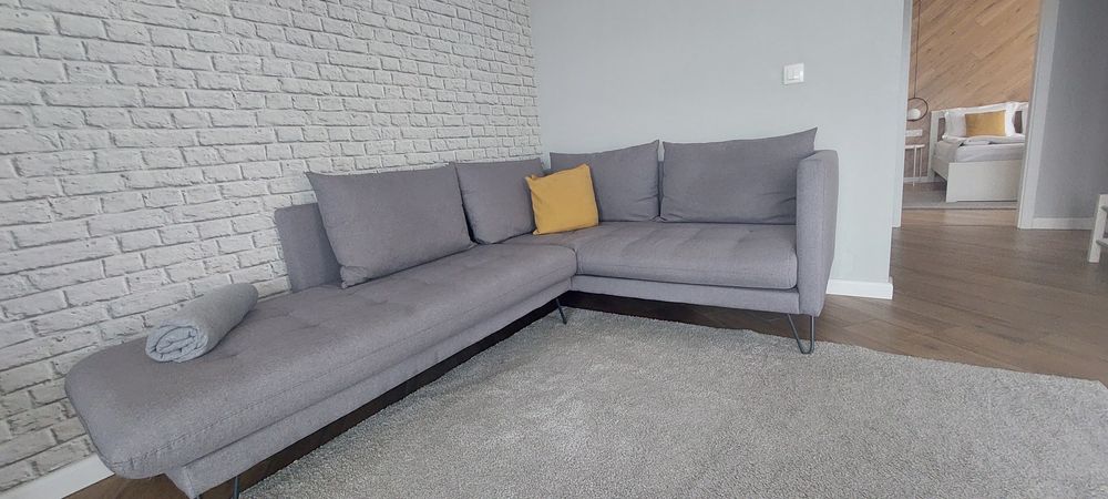 ТОП Дизайнерски ъглов диван с високи крака 175/240