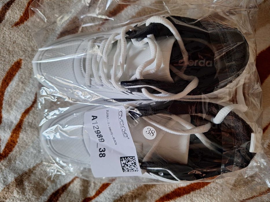 Дамски обувки, 38 номер, но са умалени и може да отговарят на 37