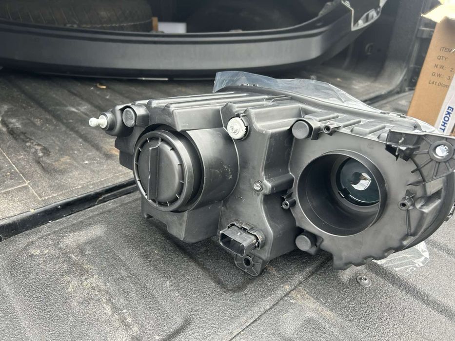 Dodge challenger ляв фар /чисто нов от 2015г.нагоре