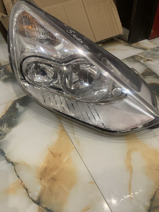 Два десни фара за форд s max 2007 godina единия е за феиса