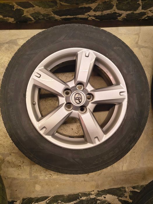 17" оригинални джанти за Toyota RAV4 с летни гуми Nokian + нова патерица