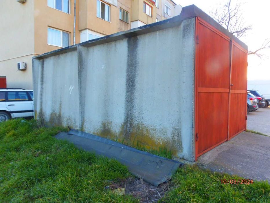 Бетонен гараж с метални врати