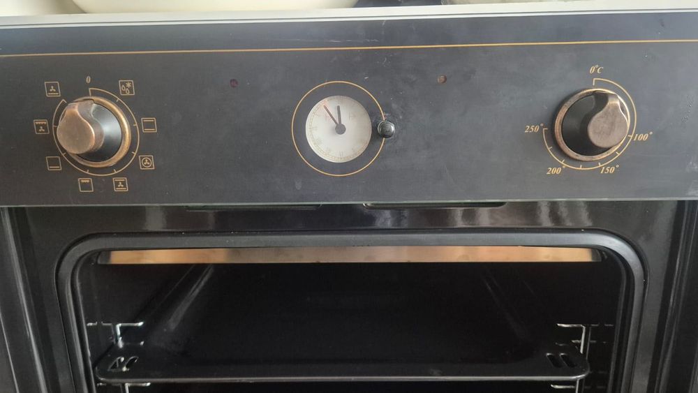 Продам духовку Svar