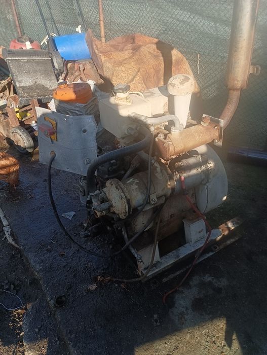 Продавам двуцилиндров двигател чист дизел, от корабен агрегат.