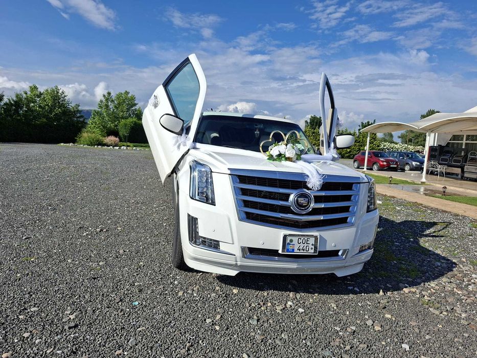 Inchiriez Limuzina Cadillac Escalade Limuzina de inchiriat