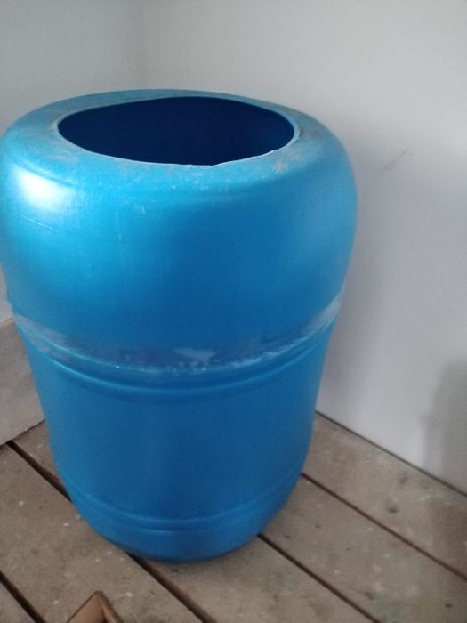 Vand spalier, cornier fier, sarma ghimpata si butoaie de plastic: