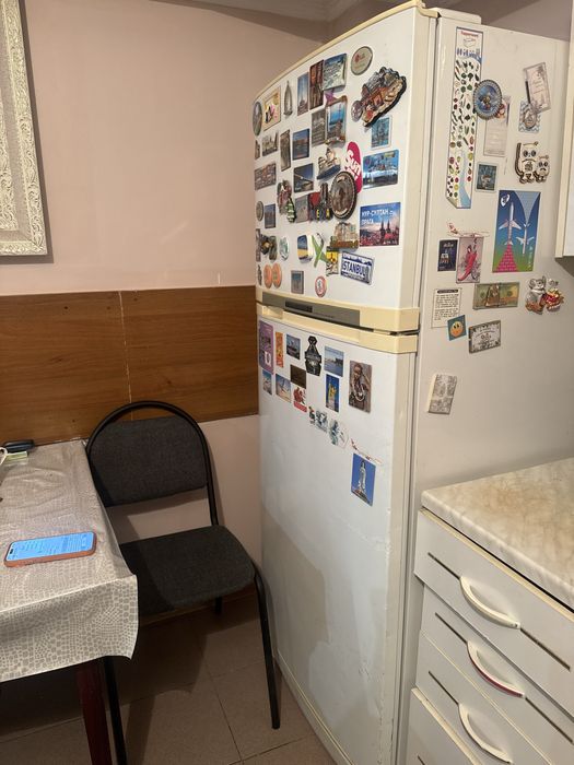 Холодильник LG стоит в офисе в отличном состоянии