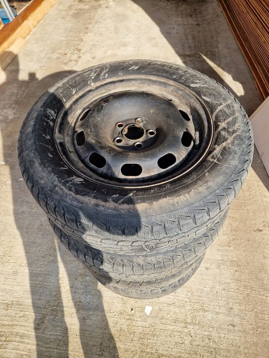 4 genti pt Golf 4/ Bora  cu anvelope iarna