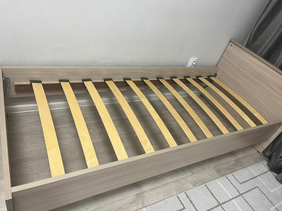 Односпальный кровать с матрасом