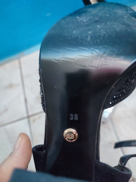 Продам туфли босоножки