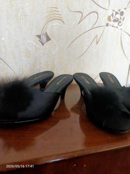 Туфли и летние шлепанцы