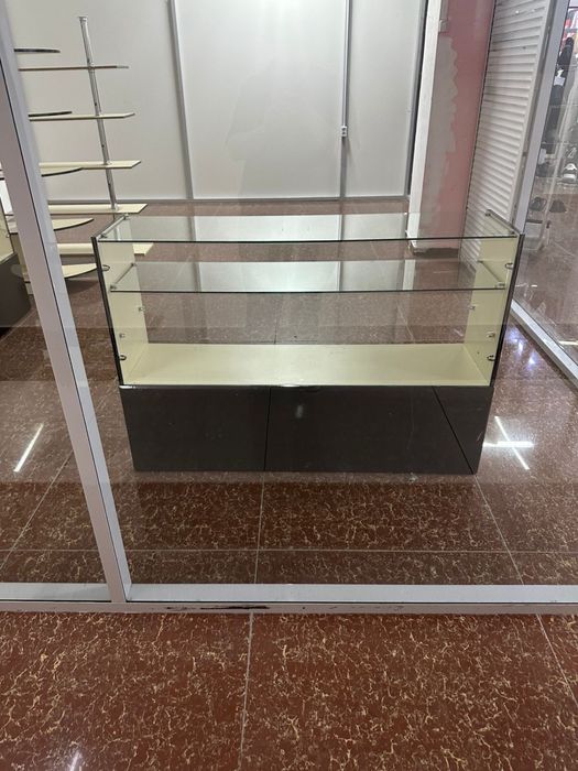 Продаётся стеклянная торговая витрина