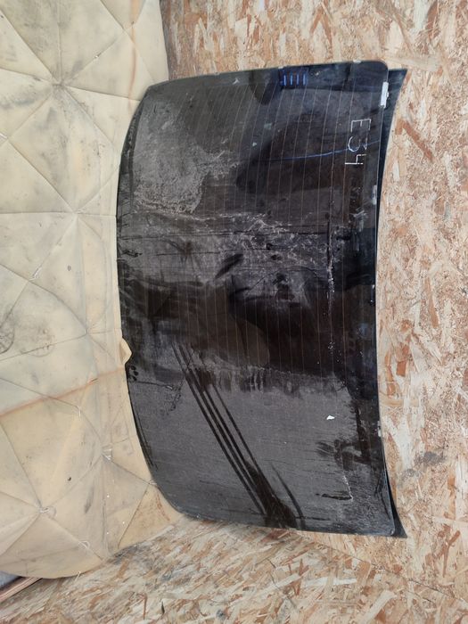 Задний лобовой стекло