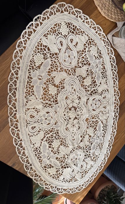 Ръчно плетена покривка за маса