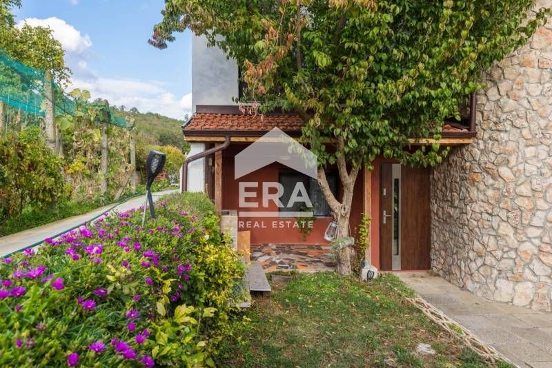 Триетажна, ексклузивна, напълно обзаведена къща за продажба, с простор