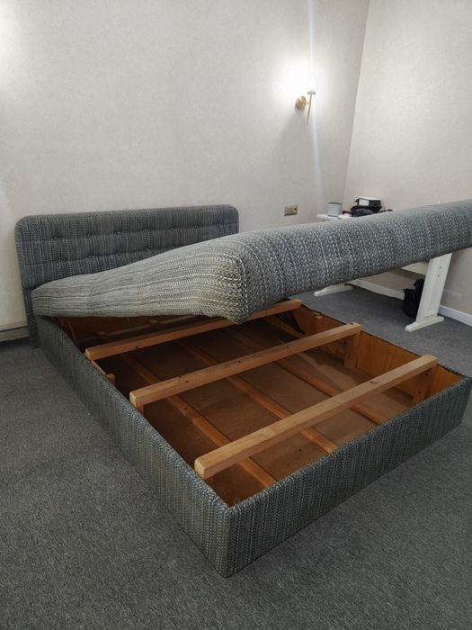 Кровать для спальной комнаты