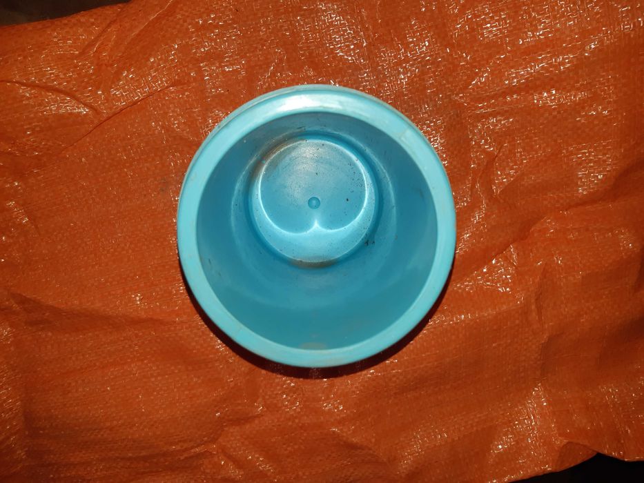 Стар модел пластмасова ледарка с капак