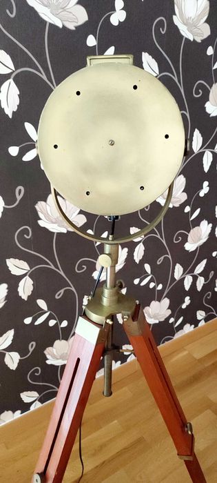 Lampa de podea trepied tip far