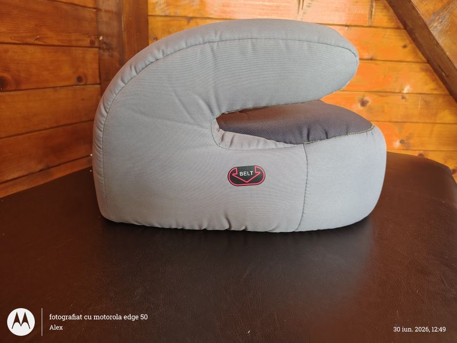 Vând înălțător auto (scaun booster) Welldon Penguin Pad, în stare excelentă, foarte puțin folosit și extrem de curat.