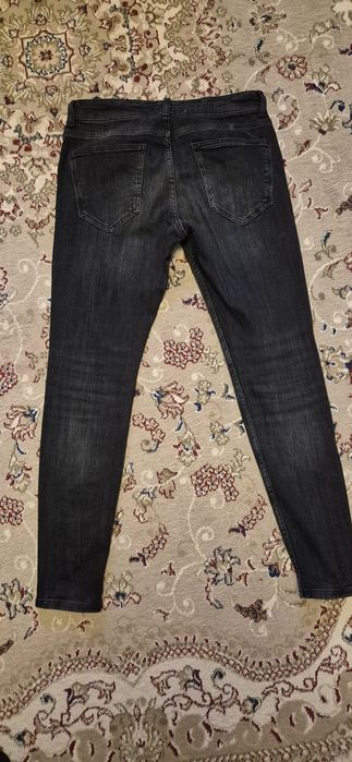 Blugi Zara ca și noi. Detalii in poze.