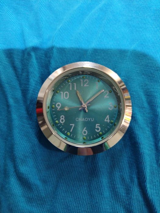 Часовник за автомобили и капачки за вентили с логото на vw