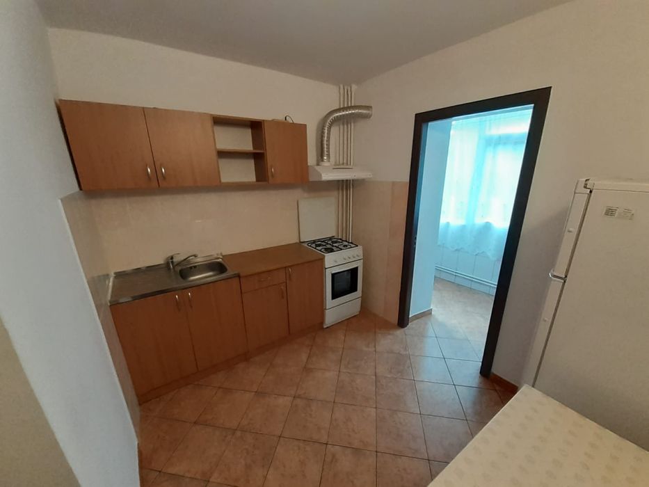 Inchiriez ap 2 cam. Dec. cu CT, zona Obcini