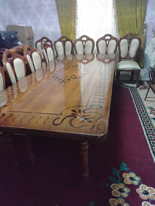 Mebel zalga stenga. Stol stul