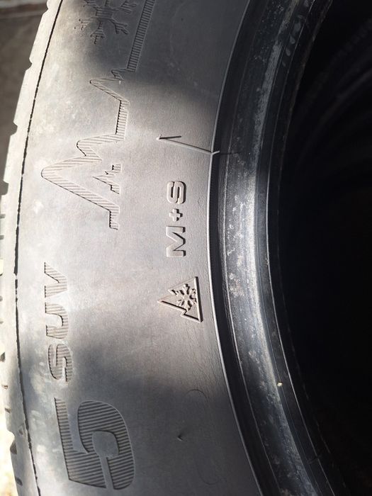 Продавам зимни гуми за джип