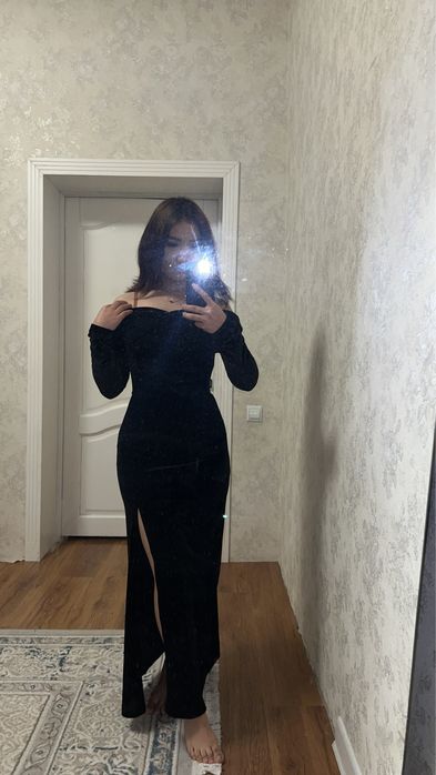 Вечернее платье черное с вырезом