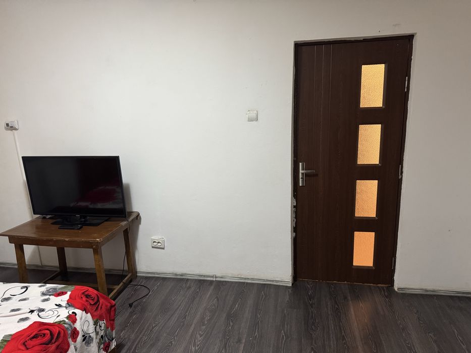 Inchiriez apartament cu 2 camere .