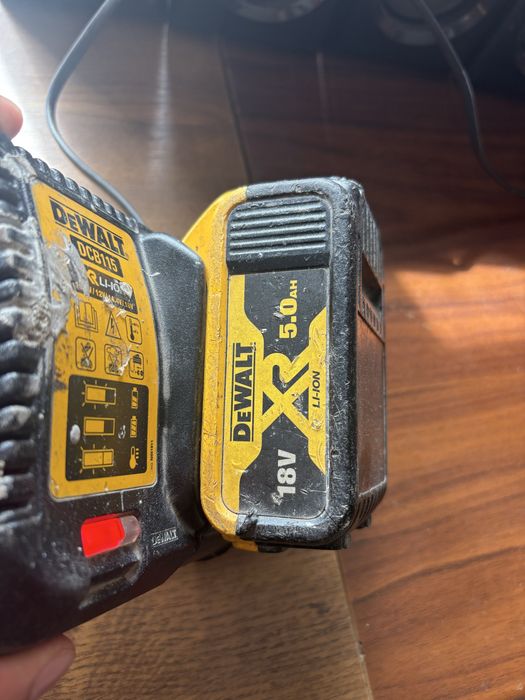 Încărcător și baterie Dewalt
