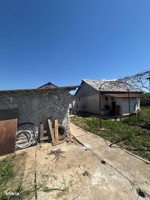 De vanzare casa situata la 5 minute de Roman, teren de 1.070mp 82.000e