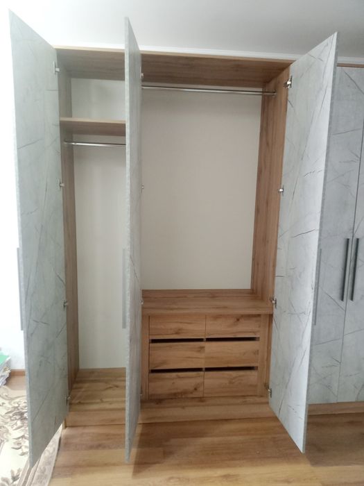 Вместительный шкаф для одежды