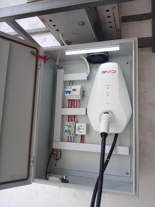 Установка зарядного устройства для электромобиля. Elektromobil  zaryad