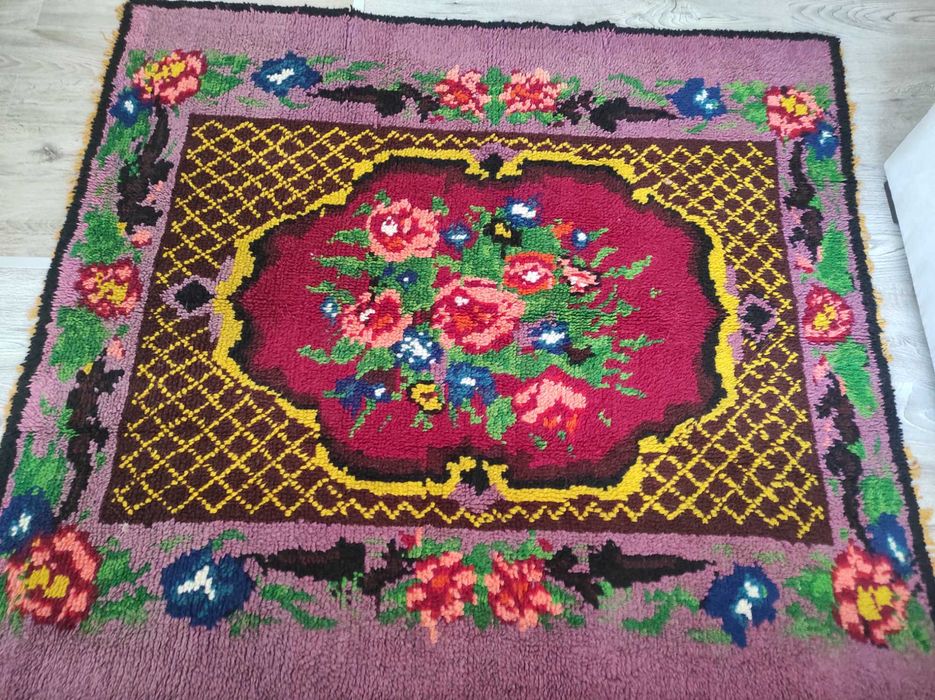 Автентичен ръчно тъкан вълнен килим 185x175 см – традиционни мотиви