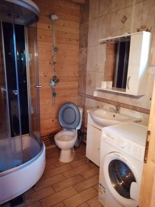 Spre închiriere se oferă cabană din lemn cu 3 camere