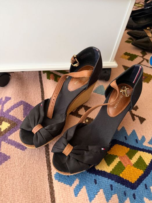 Ботуши / Обувки TOMS / Tommy Hilfiger / Camper / Roberto Festa / Karine Arabian / Mexx / IOVAI