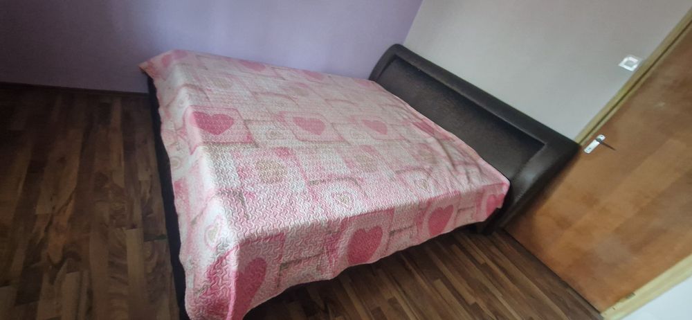 Pat tapitat cu somniera, maro inchis, sidefat. Usor de intretinut si spatios