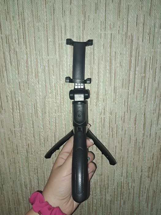 Селфи стик със стойка и подарък микрофон