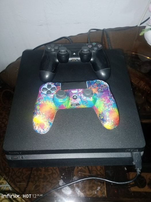 Продам Playstation 4 slim 1tb