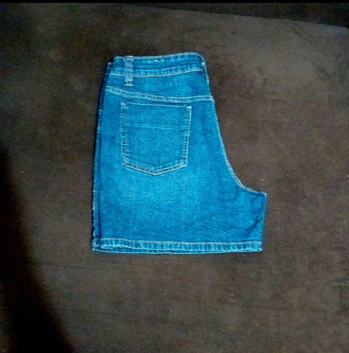 Pantaloni dama scurti