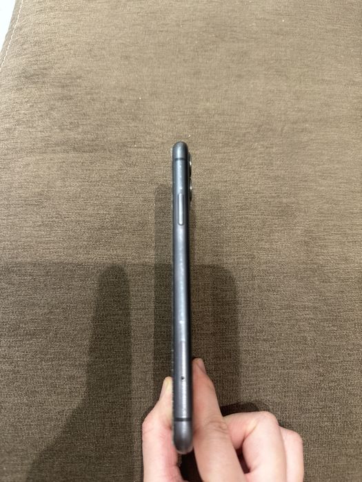 iPhone 11 в хорошем состоянии.