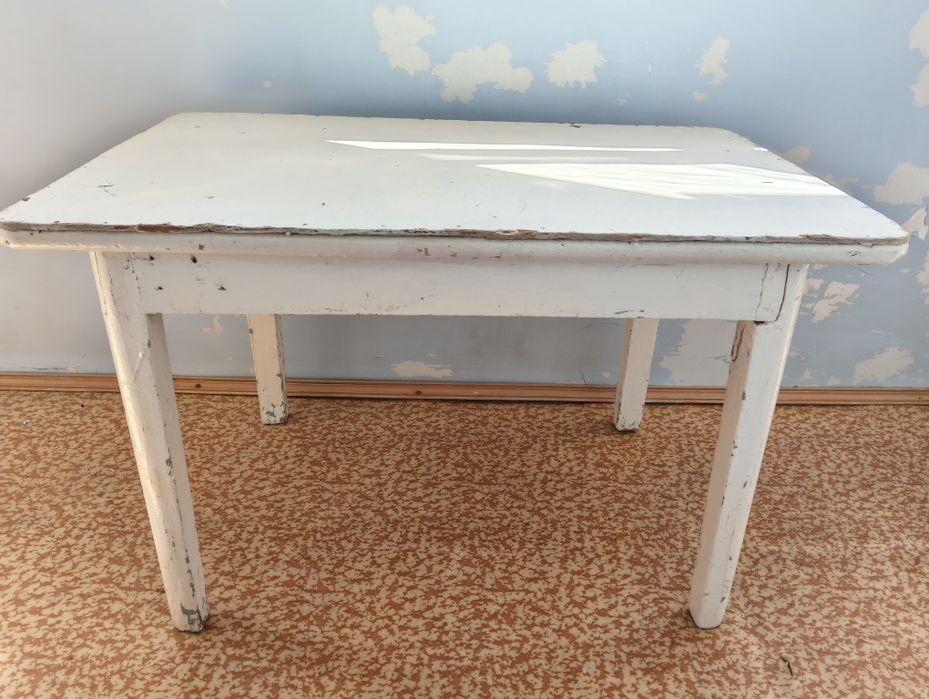 Столик деревянный