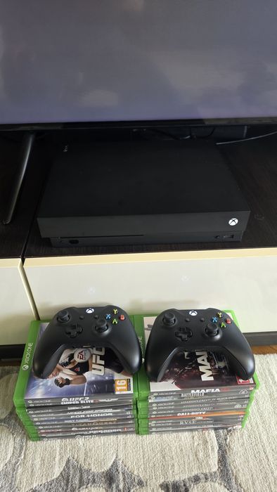 Pachet consola Xbox one X + 2 controllere + 21 jocuri
