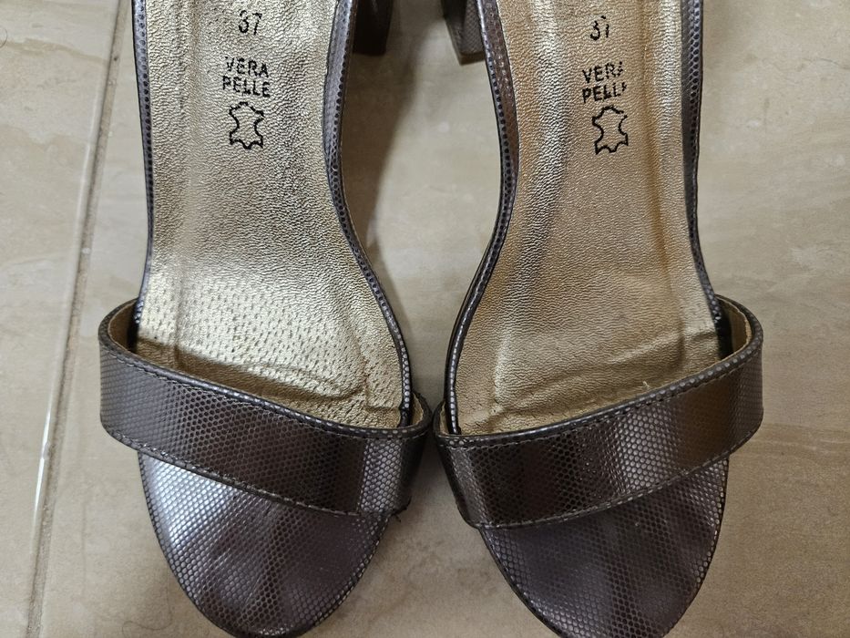 Sandale cu toc 6cm din piele argintie, 37, stare ff buna